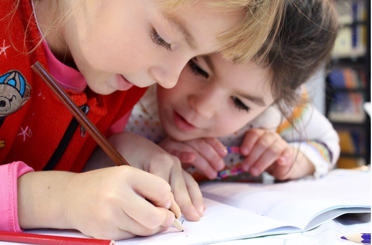 Zwei Kinder beim Schreiben